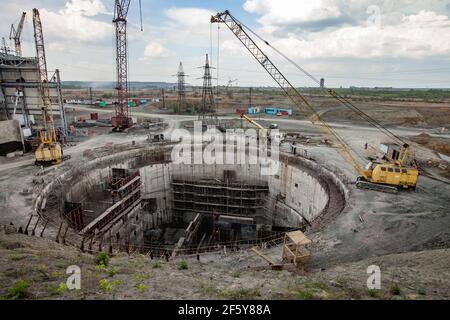 Rudny, Region Kostanay, Kasachstan-Mai 28 2012: Bergbau- und Verarbeitungsanlage Sokolovo-Sarbay. Bau eines neuen Industriegutes. Stockfoto