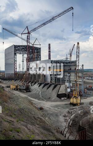 Rudny, Region Kostanay, Kasachstan-Mai 28 2012: Bergbau- und Verarbeitungsanlage Sokolovo-Sarbay. Neue Industriebaustelle. Krane und Wor Stockfoto