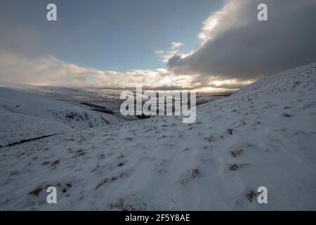 Auf dem Weg nach Hart fiel von Devil's Beef Tub, Moffat, schneebedeckten Hügeln, Dumfries und Galloway, SW Schottland. Stockfoto