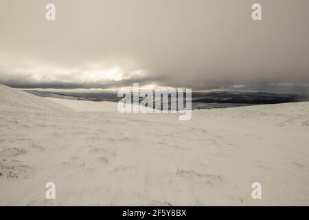 Auf dem Weg nach Hart fiel von Devil's Beef Tub, Moffat, schneebedeckten Hügeln, Dumfries und Galloway, SW Schottland. Stockfoto