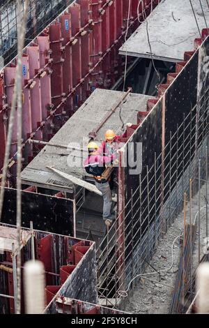 Rudny, Region Kostanay, Kasachstan-Mai 28 2012: Bergbau- und Verarbeitungsanlage Sokolovo-Sarbay. Hochgestätige Arbeiter, die Kellerformen zusammenbauen. Stockfoto