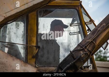 Rudny, Region Kostanay, Kasachstan-Mai 28 2012: Bergbau- und Verarbeitungsanlage Sokolovo-Sarbay. Kran Kabine und Bediener Silhouette. Stockfoto