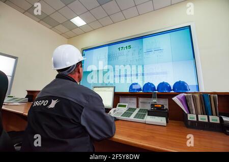 Rudny, Region Kostanay, Kasachstan-Mai 28 2012: Bergbau- und Verarbeitungsanlage Sokolovo-Sarbay. Bediener Ingenieur in der Automatisierung und Leitwarte. Stockfoto