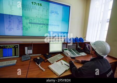 Rudny, Region Kostanay, Kasachstan-Mai 28 2012: Bergbau- und Verarbeitungsanlage Sokolovo-Sarbay. Bediener Ingenieur in der Automatisierung und Leitwarte. Stockfoto