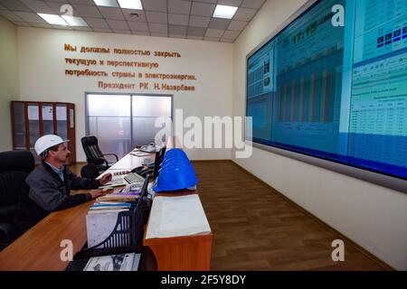 Rudny, Region Kostanay, Kasachstan-Mai 28 2012: Bergbau- und Verarbeitungsanlage Sokolovo-Sarbay. Bediener Ingenieur in der Automatisierung und Leitwarte., Stockfoto