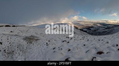 Auf dem Weg nach Hart fiel von Devil's Beef Tub, Moffat, schneebedeckten Hügeln, Dumfries und Galloway, SW Schottland. Stockfoto