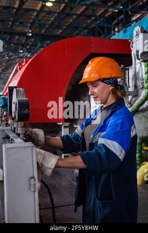 Rudny, Region Kostanay, Kasachstan-Mai 28 2012: Bergbau- und Verarbeitungsanlage Sokolovo-Sarbay. Bediener Ingenieur in der Automatisierung und Leitwarte. Stockfoto