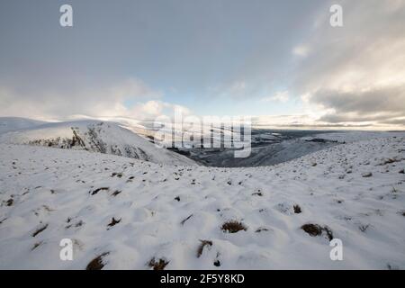 Auf dem Weg nach Hart fiel von Devil's Beef Tub, Moffat, schneebedeckten Hügeln, Dumfries und Galloway, SW Schottland. Stockfoto