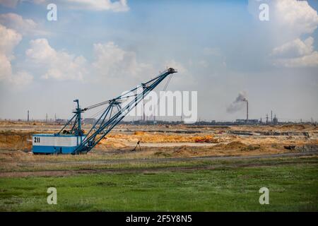 Rudny/Kasachstan - Mai 14 2012: Bagger für die Wanderdragline, der leere Steine im Steinbruch entfernt. Gewinnung von Eisenerz durch Tagebau. Kraftwerk auf BA Stockfoto