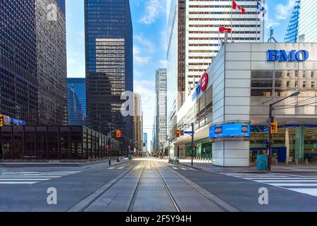 Skyline des Finanzviertels von Toronto und moderne Architektur. Erster kanadischer Platz mit TD Bank Gebäuden während der covid-19 Pandemie Stockfoto