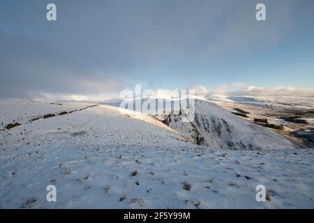 Auf dem Weg nach Hart fiel von Devil's Beef Tub, Moffat, schneebedeckten Hügeln, Dumfries und Galloway, SW Schottland. Stockfoto