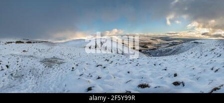 Auf dem Weg nach Hart fiel von Devil's Beef Tub, Moffat, schneebedeckten Hügeln, Dumfries und Galloway, SW Schottland. Stockfoto