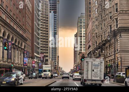 Philadelphia, PA - 26 2021. März: Blick auf die Straße in der Innenstadt von Philadelphia. Autos auf der Straße und Gebäude entlang an einem stürmischen Tag Stockfoto