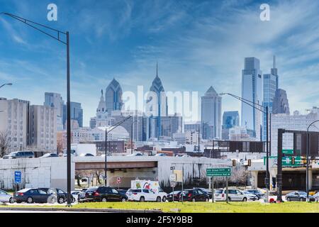 Philadelphia, PA - 26 2021. März: Blick auf die Straße in der Innenstadt von Philadelphia. Autos auf der Straße und Gebäude in der Ferne Stockfoto