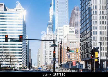 Philadelphia, PA - 26 2021. März: Blick auf die Straße in der Innenstadt von Philadelphia. Autos auf der Straße und Gebäude entlang Stockfoto