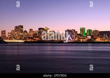 Die Skyline von Montreal spiegelt sich in der Abenddämmerung im St. Lawrence River, Quebec, Kanada Stockfoto