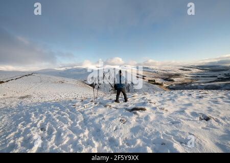 Auf dem Weg nach Hart fiel von Devil's Beef Tub, Moffat, schneebedeckten Hügeln, Dumfries und Galloway, SW Schottland. Stockfoto