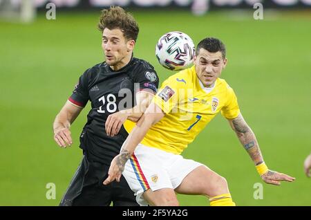 Leon GORETZKA, DFB 18 Wettkampf um den Ball, Tackling, Duell, Header, zweikampf, Aktion, Kampf gegen Nicolae STANCIU, ROM 7 im Spiel RUMÄNIEN - DEUTSCHLAND Rumänien - Deutschland Qualifikation für WM 2022, WM Quali, Saison 2020/2021, 28. März 2021 in Bukarest, Bukarest, Rumänien. © Peter Schatz / Alamy Live News Stockfoto