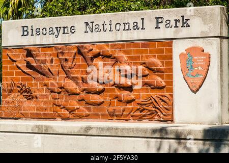 Die kunstvolle gemeißelte Unterwasser-Szene auf dem Eingangsschild zum Biscayne National Park in Miami, Florida. Stockfoto