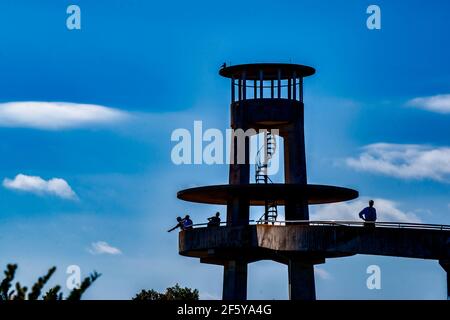 Der Observation Tower mit Touristen shilhouetted gegen den Himmel auf Shark Valley in Everglades National Park, Florida. Stockfoto