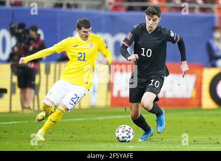 Bukarest, Rumänien. März 2021, 28th. Kai HAVERTZ, DFB 10 Wettkampf um den Ball, Tackling, Duell, Header, zweikampf, Aktion, Kampf gegen Valentin MIHAILA, ROM 21 im Spiel RUMÄNIEN - DEUTSCHLAND 0-1 Rumänien - Deutschland 0-1 Qualifikation für WM 2022, WM Quali, Saison 2020/2021, 28. März 2021 in Bukarest, Bukarest, Rumänien. Quelle: Peter Schatz/Alamy Live News Stockfoto