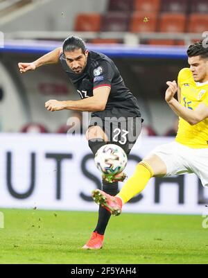 Bukarest, Rumänien. März 2021, 28th. Emre CAN, DFB 23 Wettkämpfe um den Ball, Tackling, Duell, Header, zweikampf, Aktion, Kampf gegen Ianis HAGI, ROM 14 im Spiel RUMÄNIEN - DEUTSCHLAND 0-1 Rumänien - Deutschland 0-1 Qualifikation für WM 2022, WM Quali, Saison 2020/2021, 28. März 2021 in Bukarest, Bukarest, Rumänien. Quelle: Peter Schatz/Alamy Live News Stockfoto