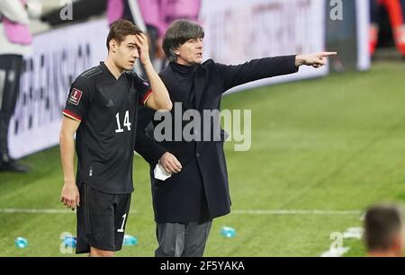 Bukarest, Rumänien. März 2021, 28th. Benjamin HENRICHS, DFB 14 DFB-Trainer Joachim Jogi LOEW, LÖW geste im Spiel RUMÄNIEN - DEUTSCHLAND 0-1 Rumänien - Deutschland 0-1 Qualifikation für WM 2022, WM Quali, Saison 2020/2021, 28. März 2021 in Bukarest, Bukarest, Rumänien. Quelle: Peter Schatz/Alamy Live News Stockfoto