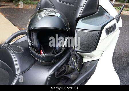 Motorradhelm und Handschuhe sind eine wichtige Schutzkleidung für Motorradfahren Stockfoto