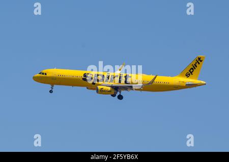 NEW YORK, NY – 27. MÄRZ: Am 27. März 2021 landet auf dem LaGuardia Airport ein Airbus A321-231 der Leitnummer N674NK von Spirit Airlines in New York City. Mehr als 1,5 Millionen Menschen strömten am Sonntag durch die Sicherheitskontrollen am US-Flughafen, die größte Zahl seit der Pandemie, die ihren Griff auf die Vereinigten Staaten vor mehr als einem Jahr verschärft hat. Kredit: Ron Adar/Alamy Live Nachrichten Stockfoto