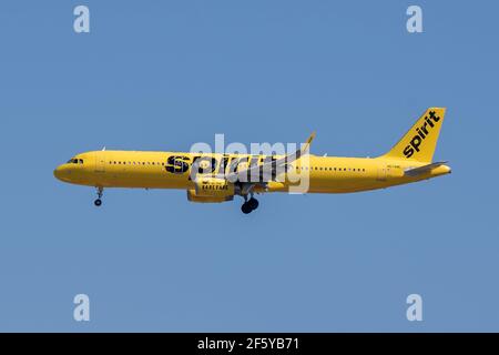 NEW YORK, NY – 27. MÄRZ: Am 27. März 2021 landet auf dem LaGuardia Airport ein Airbus A321-231 der Leitnummer N674NK von Spirit Airlines in New York City. Mehr als 1,5 Millionen Menschen strömten am Sonntag durch die Sicherheitskontrollen am US-Flughafen, die größte Zahl seit der Pandemie, die ihren Griff auf die Vereinigten Staaten vor mehr als einem Jahr verschärft hat. Kredit: Ron Adar/Alamy Live Nachrichten Stockfoto