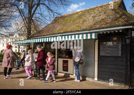 Leute, die Schlange stehen, um Essen und Getränke im Don Juan Cafe in Dane John Gardens in Canterbury, Kent, zu kaufen. Stockfoto