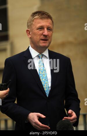 London, England, Großbritannien. März 2021, 28th. Oliver DOWDEN, Staatssekretär für Digital, Kultur, Medien und Sport, wird vor dem BBC New Broadcasting House vor der Andrew Marr Show gesehen. Kredit: Tayfun Salci/ZUMA Wire/Alamy Live Nachrichten Stockfoto