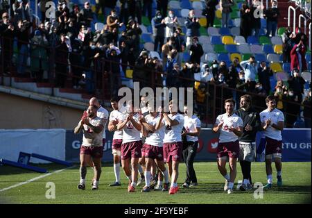 Tiflis, Georgien. März 2021, 28th. Spieler der georgischen Rugby-Nationalmannschaft begrüßen das Publikum vor dem Rugby-Europa-Meisterschaft 2021 Spiel zwischen Georgien und Rumänien in Tiflis, Georgien, 28. März 2021. Kredit: Tamuna Kulumbegashvili/Xinhua/Alamy Live Nachrichten Stockfoto