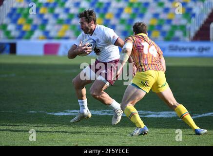 Tiflis, Georgien. März 2021, 28th. Aleksandze Todua (L) von Georgien vies mit Ionut Razvan Dumitru von Rumänien während der Rugby-Europa-Meisterschaft 2021 Spiel zwischen Georgien und Rumänien in Tiflis, Georgien, 28. März 2021. Kredit: Tamuna Kulumbegashvili/Xinhua/Alamy Live Nachrichten Stockfoto