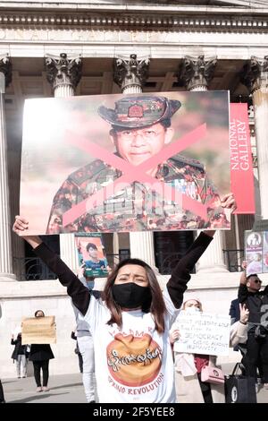 Ein burmesischer Pro-Demokratie-Protestler hält ein Foto von General Min Aung Hlaing hoch, der einen Putsch initiierte und die Führerin Aung San Suu Kyi festnahm. Stockfoto