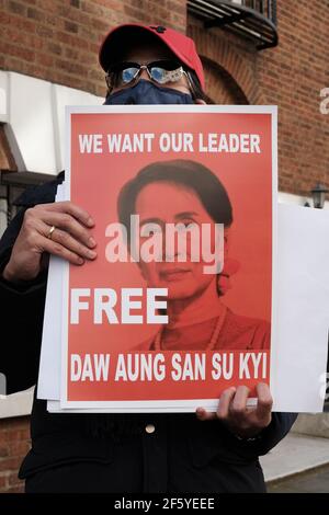 Ein Anhänger der Demokratie in Myanmar hält ein Plakat zur Unterstützung auf Von Aung San Suu Kyi Stockfoto