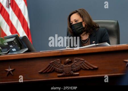 Washington, Vereinigte Staaten Von Amerika. März 2021, 28th. US-Vizepräsident Kamala Harris sitzt hinter dem neuen USS-Verfassungsschalter, der vom Naval History and Heritage Command im Eisenhower Executive Office Building im Weißen Haus am 28. März 2021 in Washington, DC erstellt wurde. Der Heritage Schreibtisch wurde mit Holz aus der USS Constitution als Old Ironsides bekannt gefertigt. Quelle: Planetpix/Alamy Live News Stockfoto
