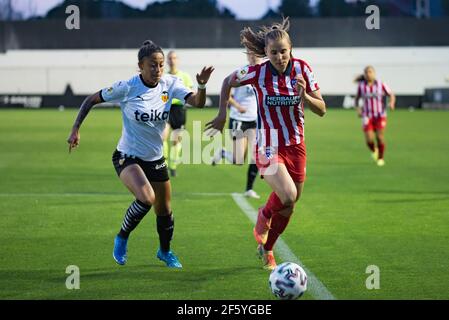 Valencia, Spanien. März 2021, 28th. Kerlly Lizeth von Valencia CF und Toni Duggan von Atletico de Madrid sind in Aktion während der Spanischen Liga, La Liga Primera Division Femenina, Footbal Match zwischen Valencia CF und Atletico de Madrid im Antonio Puchades Stadion.(Final Score; Valencia CF 0:0 Atletico de Madrid) Credit: SOPA Images Limited/Alamy Live News Stockfoto