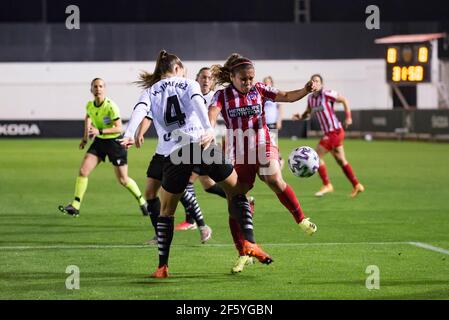 Valencia, Spanien. März 2021, 28th. Maria Jimenez von Valencia CF und Leicy Santos von Atletico de Madrid sind in Aktion während der Spanischen Liga, La Liga Primera Division Femenina, Fußball-Spiel zwischen Valencia CF und Atletico de Madrid im Antonio Puchades Stadion.(Final Score; Valencia CF 0:0 Atletico de Madrid) Credit: SOPA Images Limited/Alamy Live News Stockfoto