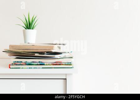 Ein Stapel von verschiedenen Büchern und Zeitschriften auf dem Tisch, Konzept des Lernens, Studium und Bildung, Konzept der Wissenschaft, Weisheit und Wissen. Weiße Zwischenfarbe Stockfoto