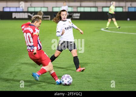 Valencia, Spanien. März 2021, 28th. Candela Andujar von Valencia CF und Amanda Sampedro von Atletico de Madrid sind in Aktion während der Spanischen Liga, La Liga Primera Division Femenina, Fußball-Spiel zwischen Valencia CF und Atletico de Madrid im Stadion Antonio Puchades gesehen.(Final Score; Valencia CF 0:0 Atletico de Madrid) Kredit: SOPA Images Limited/Alamy Live News Stockfoto