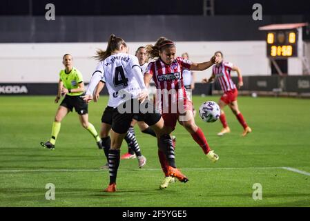 Valencia, Spanien. März 2021, 28th. Maria Jimenez von Valencia CF und Leicy Santos von Atletico de Madrid sind in Aktion während der Spanischen Liga, La Liga Primera Division Femenina, Fußballspiel zwischen Valencia CF und Atletico de Madrid im Stadion Antonio Puchades.(Endstand; Valencia CF 0:0 Atletico de Madrid) (Foto: Xisco Navarro/SOPA Images/Sipa USA) Quelle: SIPA USA/Alamy Live News Stockfoto