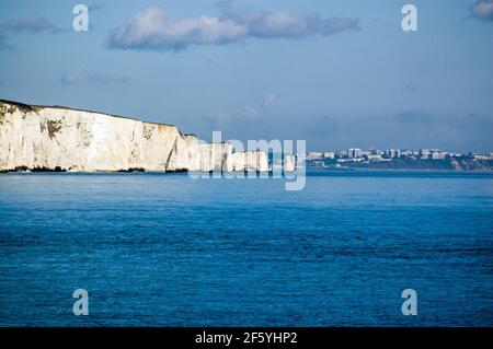 Das geographische Merkmal bekannt als Old Harry Rocks von der anderen Seite der Swanage Bay in Dorset an einem sonnigen Frühlingstag gesehen. Stockfoto