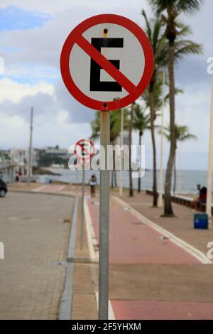 salvador, bahia, brasilien - 15. januar 2021: Verkehrszeichen weist darauf hin, dass das Parken auf der Straße in der Stadt Salvador verboten ist. *** Ortsüberschrift *** Stockfoto