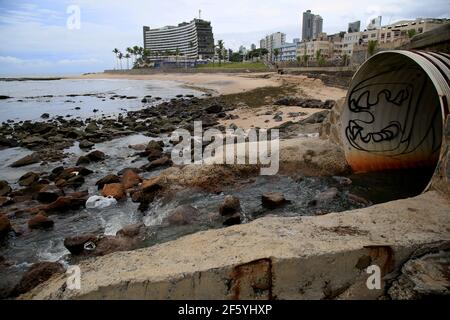 salvador, bahia, brasilien - 15. januar 2021: Am Strand von Ondina in der Stadt Salvador wird Regenwasser und Abwasser aus der Rohrleitung gegossen. *** Ortsüberschrift *** Stockfoto