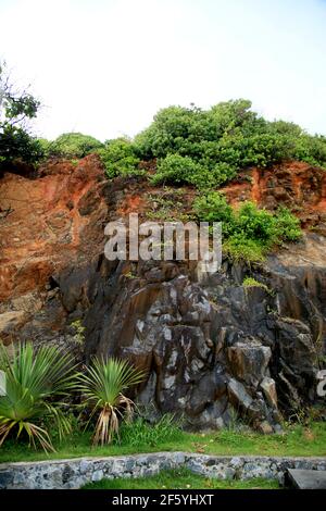 salvador, bahia, brasilien - 15. januar 2021: In einem Hanggebiet im Stadtteil Ondina in der Stadt Salvador sind Felsen zu sehen. *** Lokale Bildunterschrift ** Stockfoto