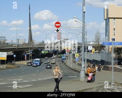 Moskau, Russland. März 2021, 28th. Die Fahrer fahren entlang Prospect Mira vorbei an VDNKh. Kredit: SOPA Images Limited/Alamy Live Nachrichten Stockfoto