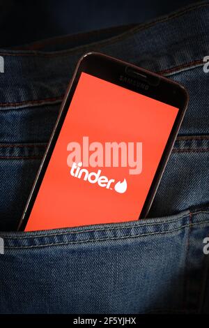 In diesem Foto Illustration, ein Tinder Dating App-Logo auf einem Smartphone angezeigt. Stockfoto
