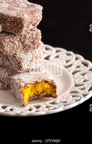 Stapel von Kuchen mit Kokosnüssen und Spur von Zähnen. Australischer Kuchen. Stockfoto