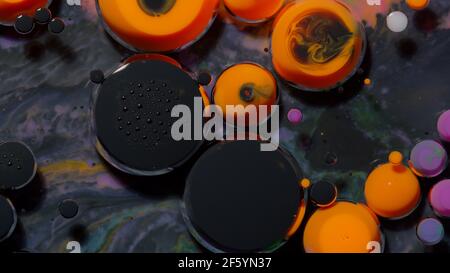 Tintenblasen gemischt mit flüssiger Substanz aus Öl, Milch, Seife, heller Acrylfarbe auf bunter Oberfläche Stockfoto